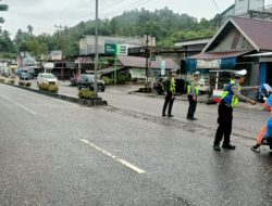 Satuan Lantas Polres Morowali Edukasi Tertib Lalin Pakai Media Stiker Bergambar