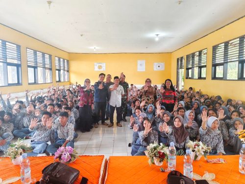 Polsek Bahodopi bersama BNN Morowali dan instansi terkait menggelar Penyuluhan Bahaya Narkoba, Di aula SMA 1 Bahodopi, Kamis, 8 Mei 2025.( Sumber rilis, dan Foto Doc. humas Morowali).
